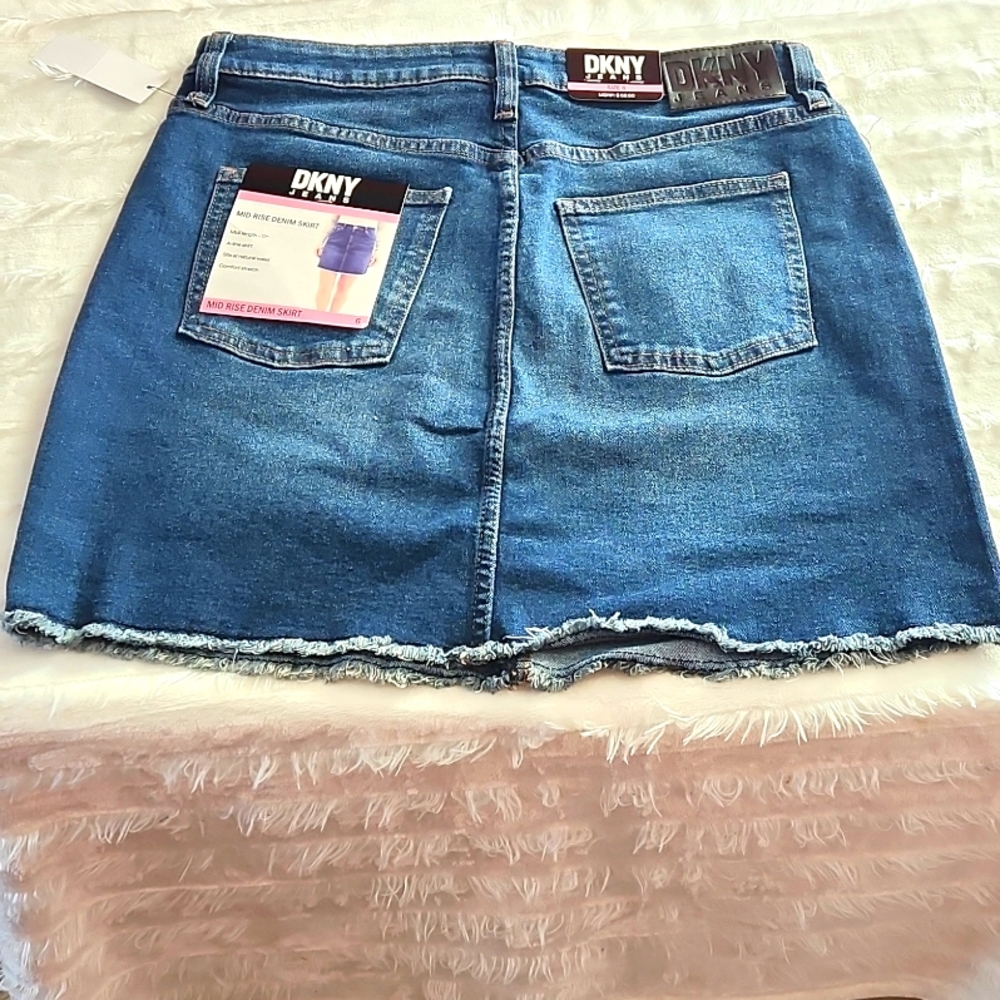 🎈🎈SALE!! DKNY Jean Skirt size 6. Mid Waist Nwt